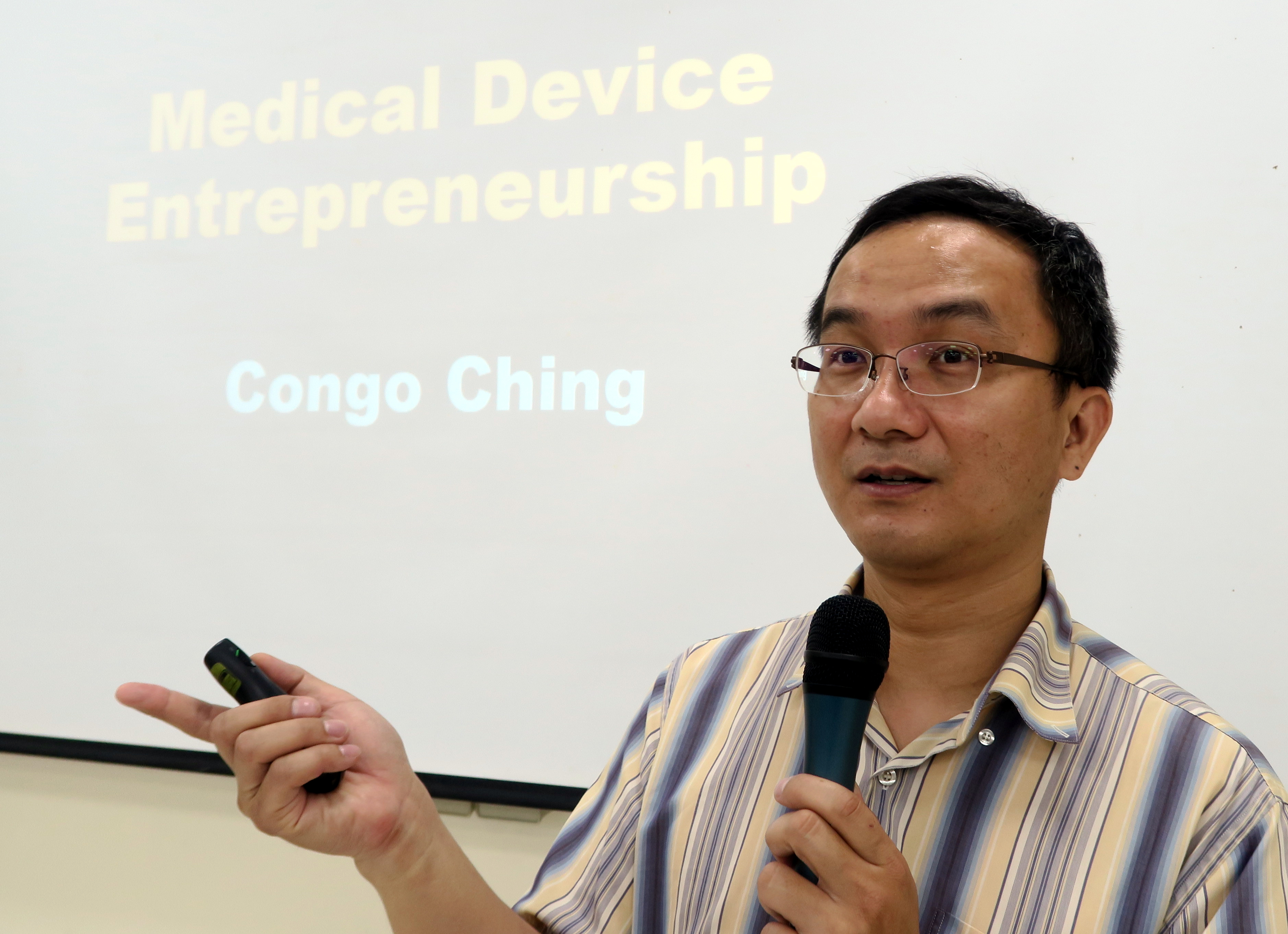 興大程德勝教授在亞大創業學程，分享醫療商品創業的經驗。