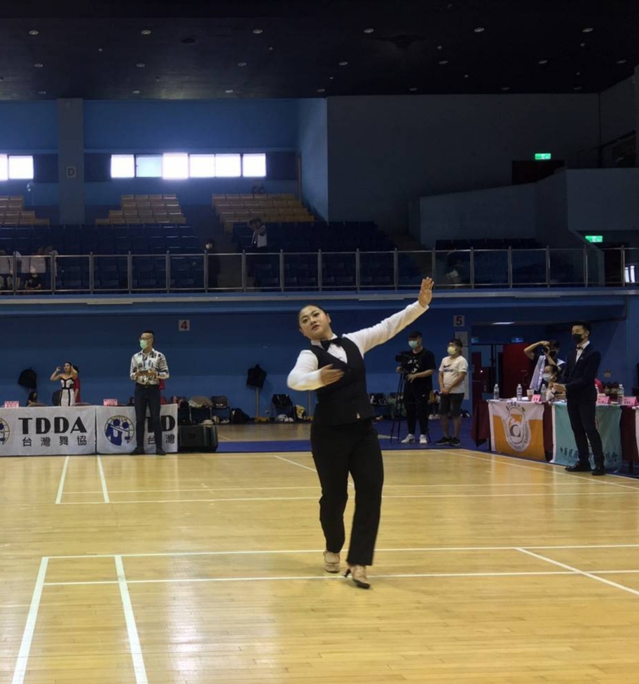 亞大運動舞蹈隊舞者張至伶在單人組「快步」奪得冠軍。