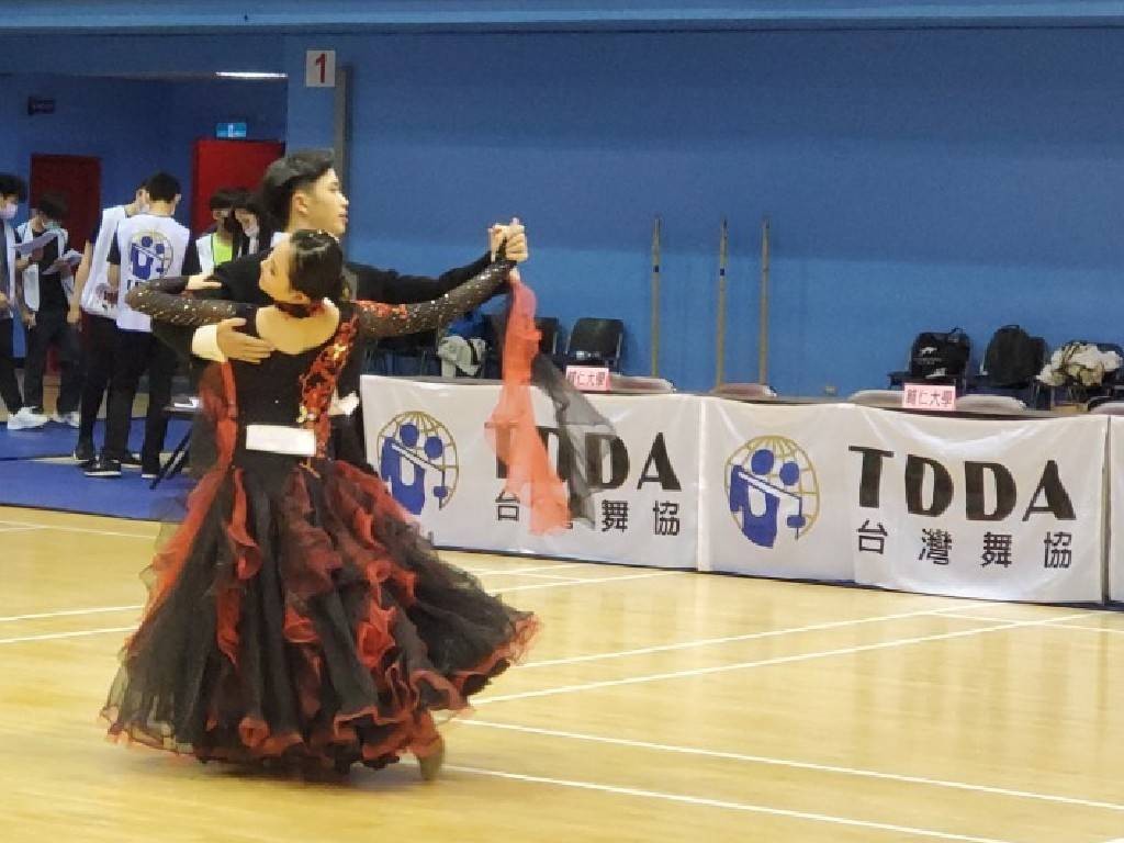 亞大運動舞蹈隊舞者楊秉憲、舞伴王詩佳在新生單項組「華爾滋」奪得冠軍。