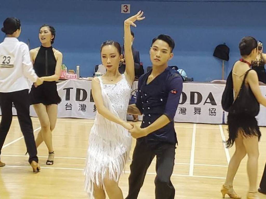 亞大運動舞蹈隊副隊長歐陽樂(右)、舞伴李佳昕在新生單項組「吉魯巴」奪得亞軍。