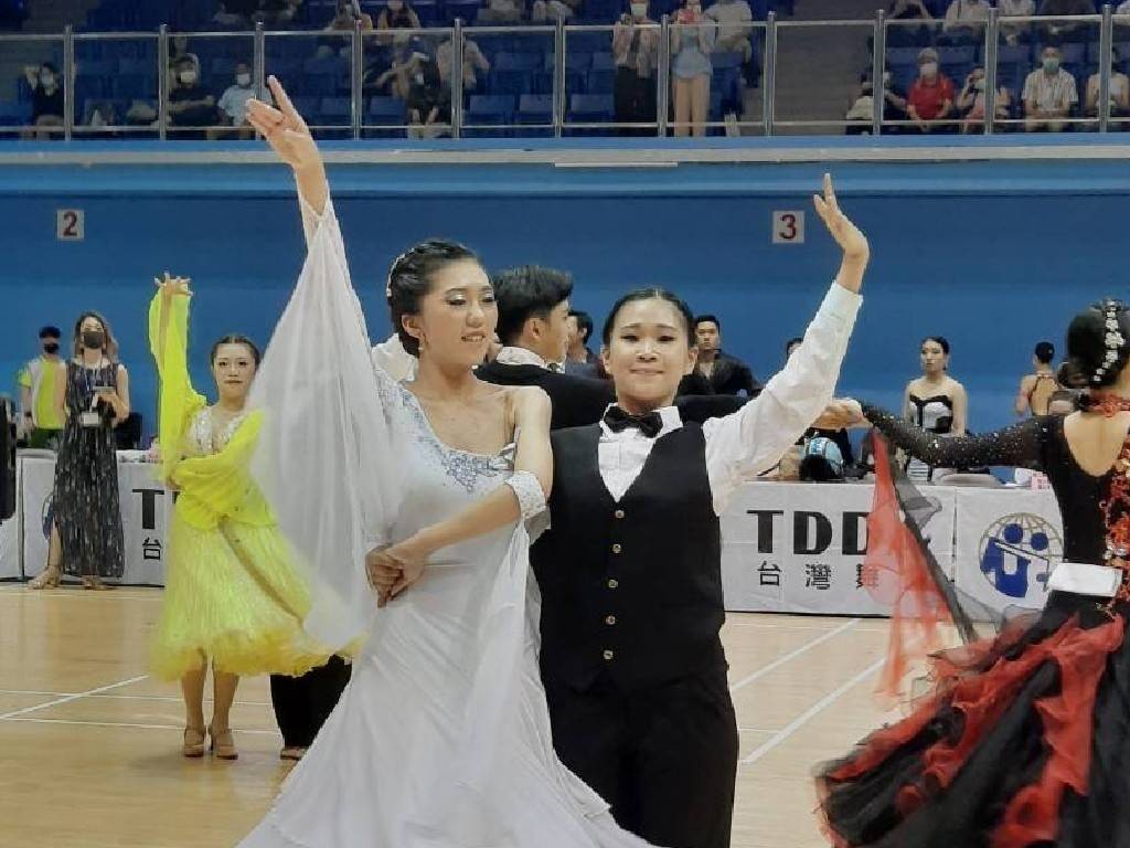 亞大運動舞蹈隊隊長陳羿亘(左)、舞伴康珈菱在新生單項組「Slow 探戈」奪得季軍。