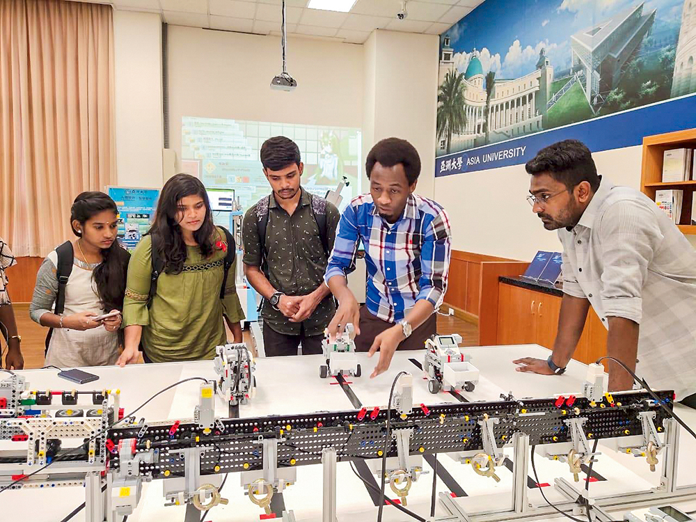亞大印度實習學生參訪AI圖書館體驗中心並現場操作