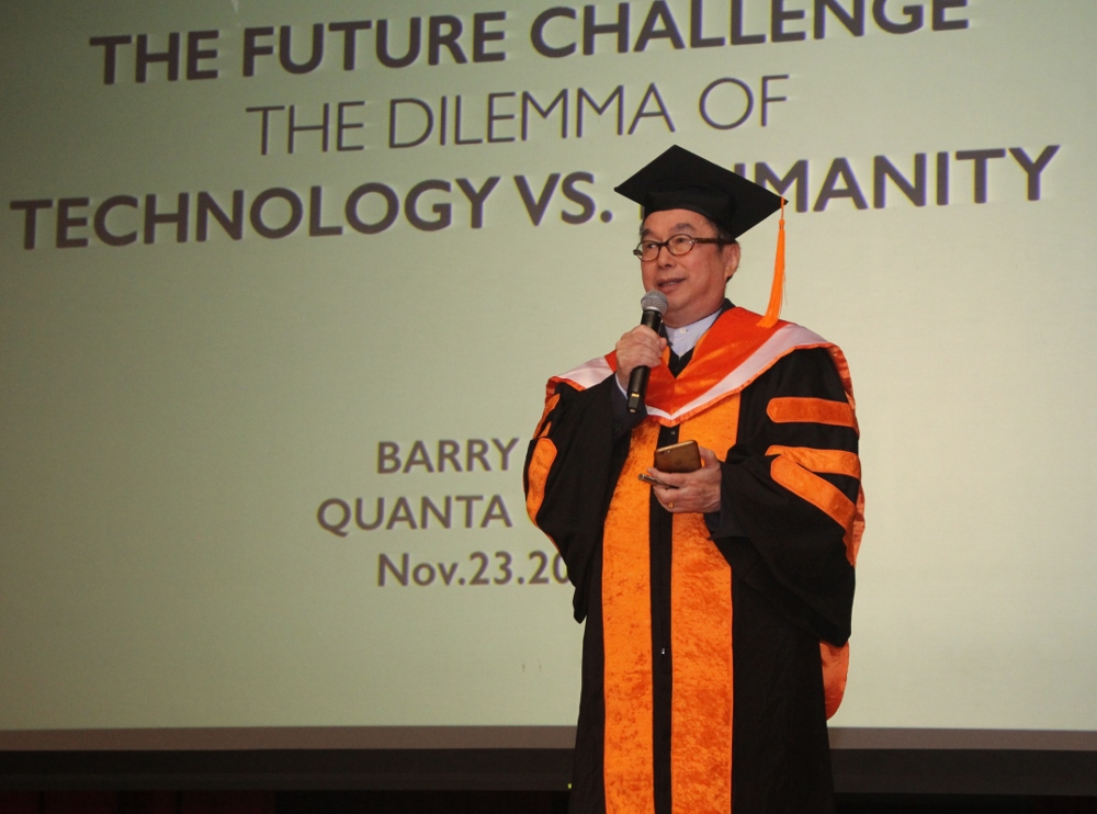 廣達電腦公司創辦人林百里董事長感謝亞大頒授資訊電機學院名譽博士肯定，並以「科技與人文」為題演講