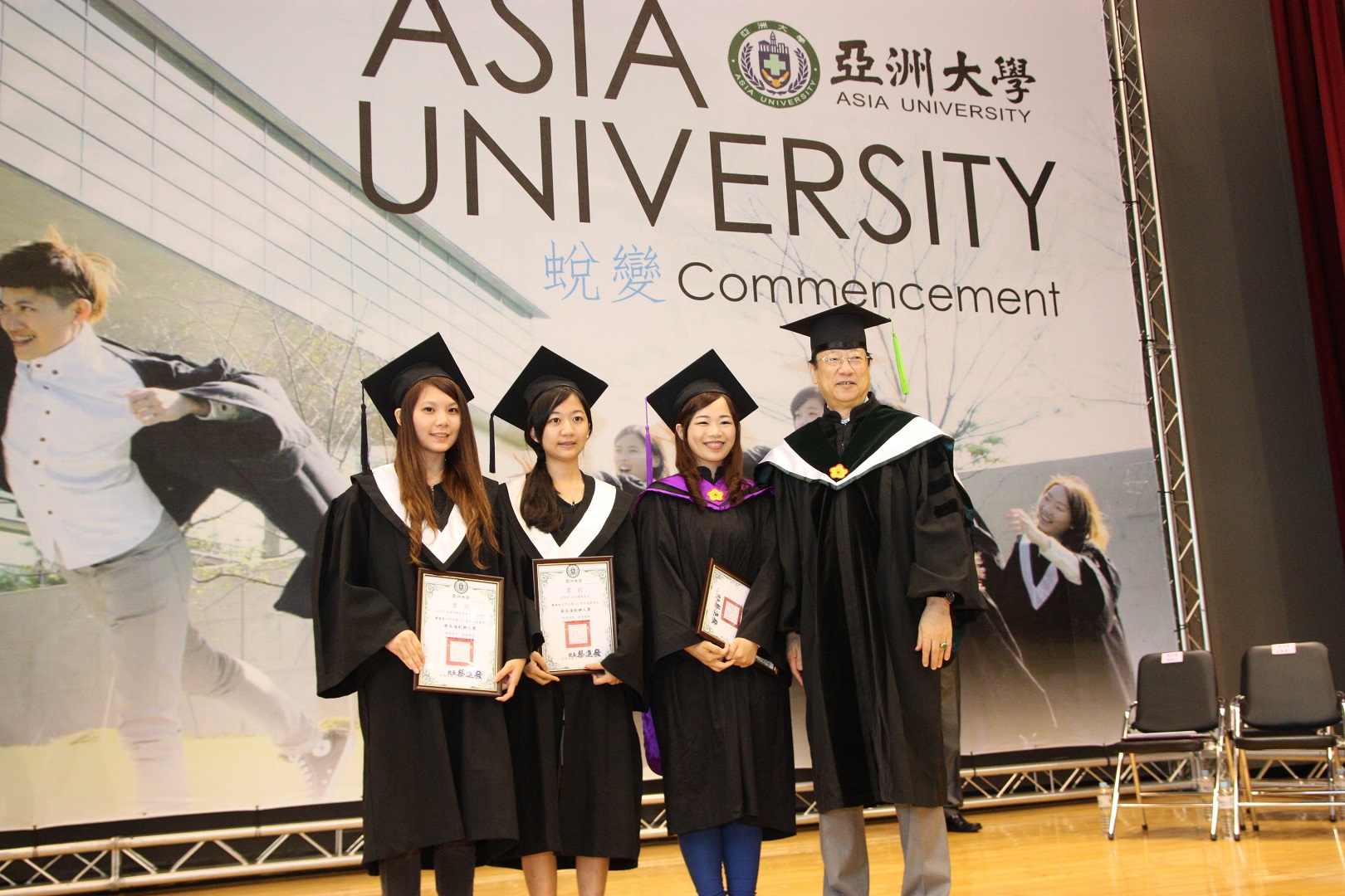 亞大創辦人蔡長海(右)與獲獎畢業生合影