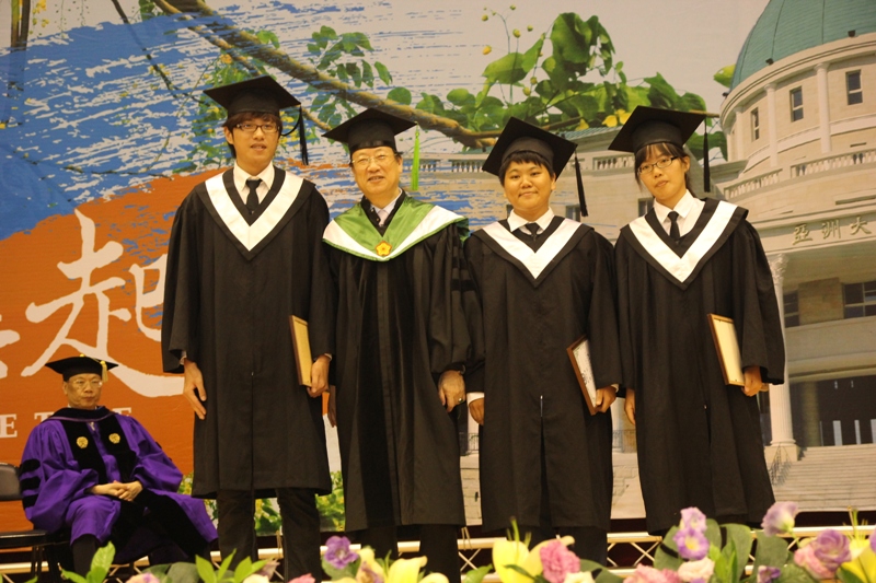 亞洲大學創辦人蔡長海(左二)與畢業生合照
