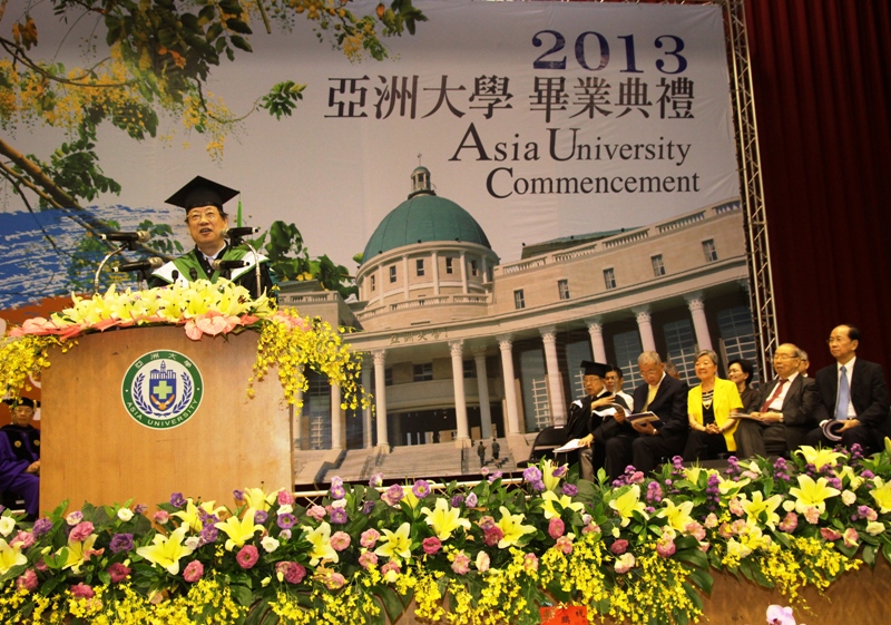 亞洲大學創辦人蔡長海在畢業典禮中，勉勵亞大畢業生對工作、生活抱持熱情