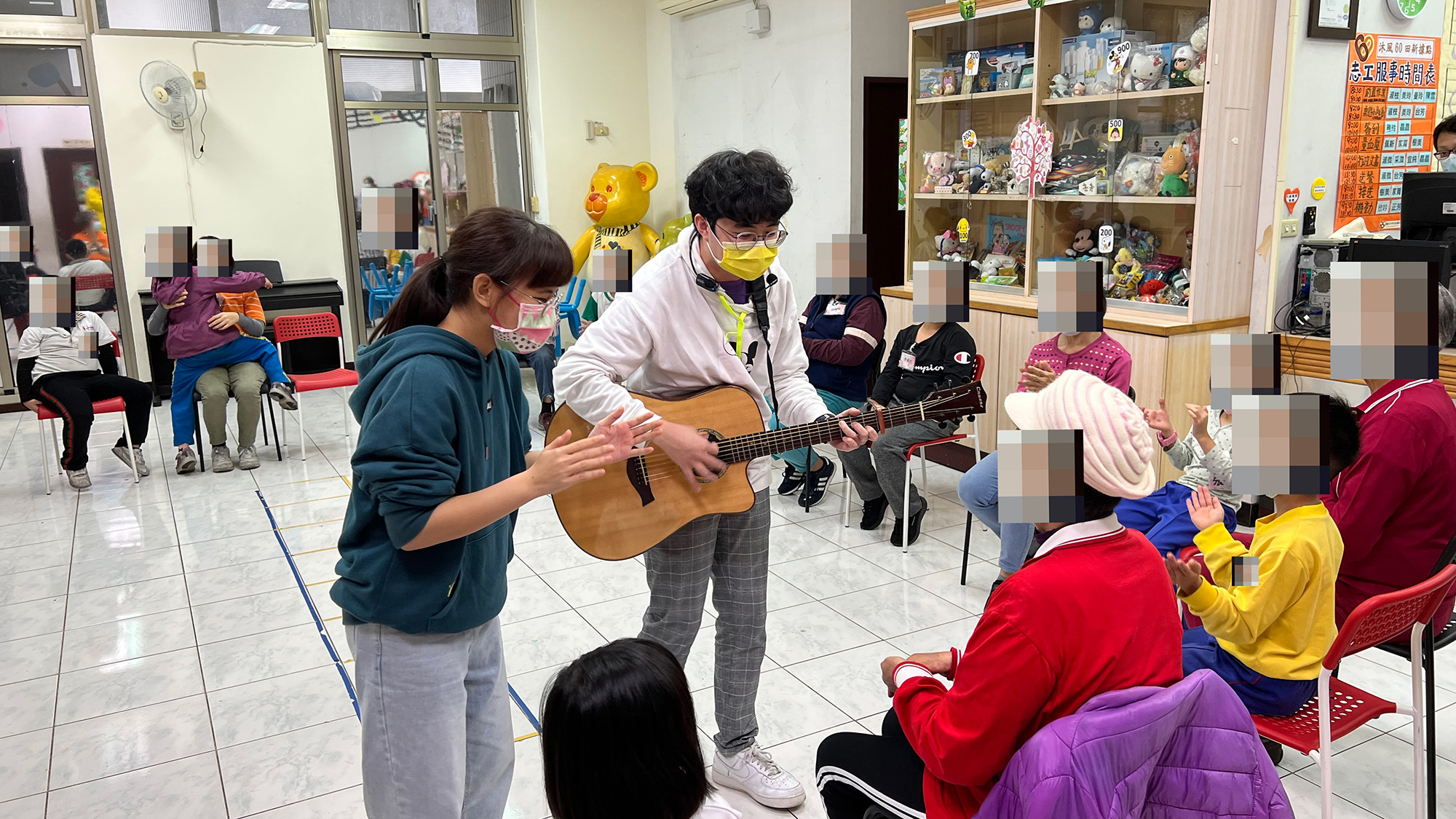 參加音樂治療工作坊進階班學生，至沐風關懷協會以音樂治療活動介入老幼共學族群