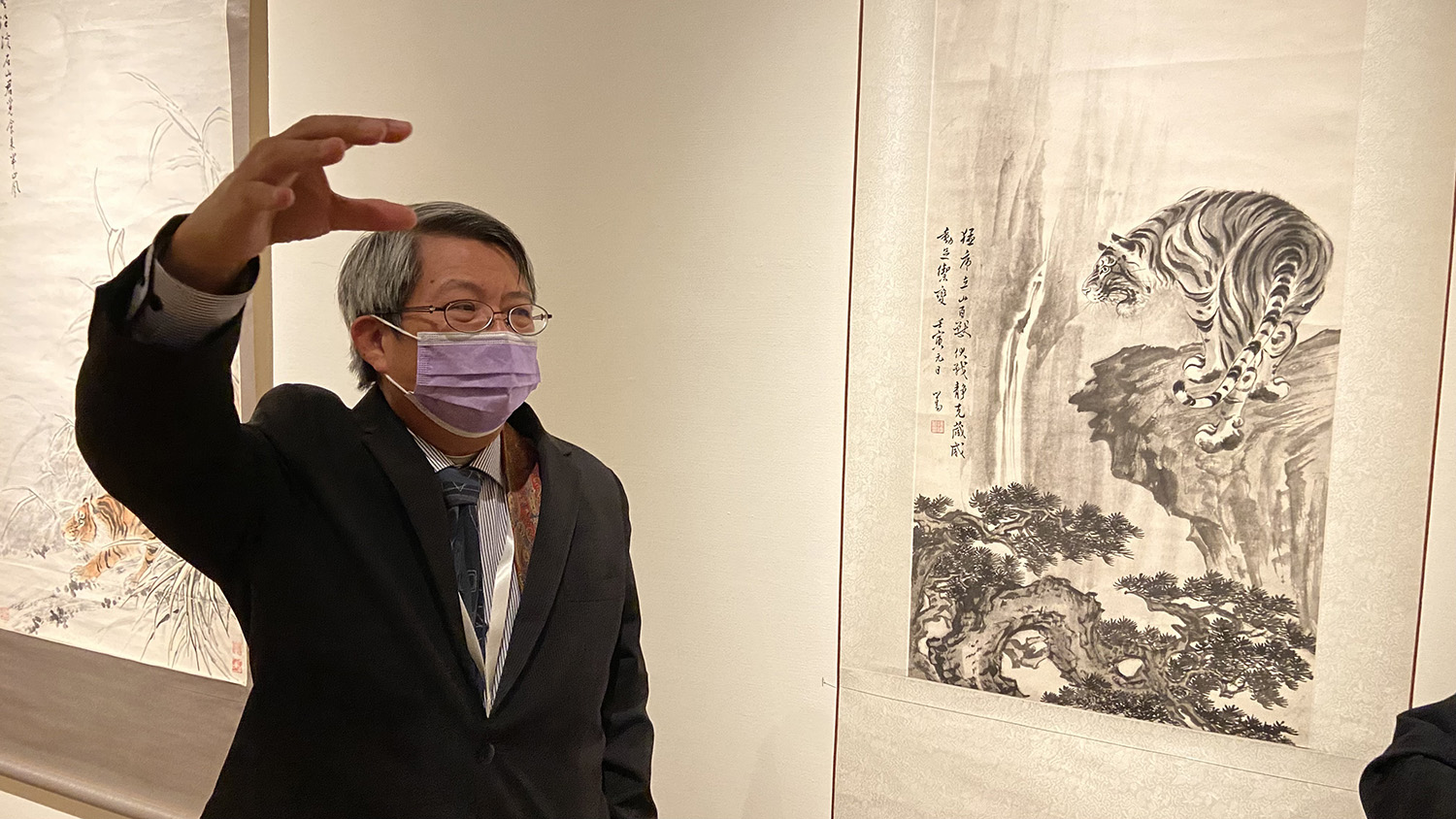 亞大現代美術館館長潘襎，解說溥心畬的「松虎」畫作