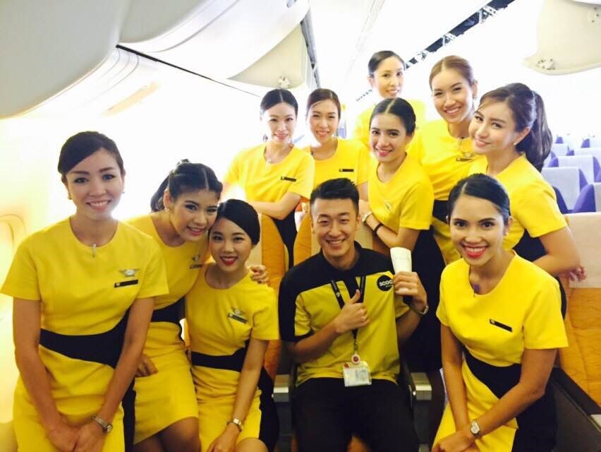 外文系校友吳亮廷(前排右二) 在新加坡樟宜機場實習時，與酷鳥航空首航機組員合照，之後他獲新加坡航空公司錄取為空服員