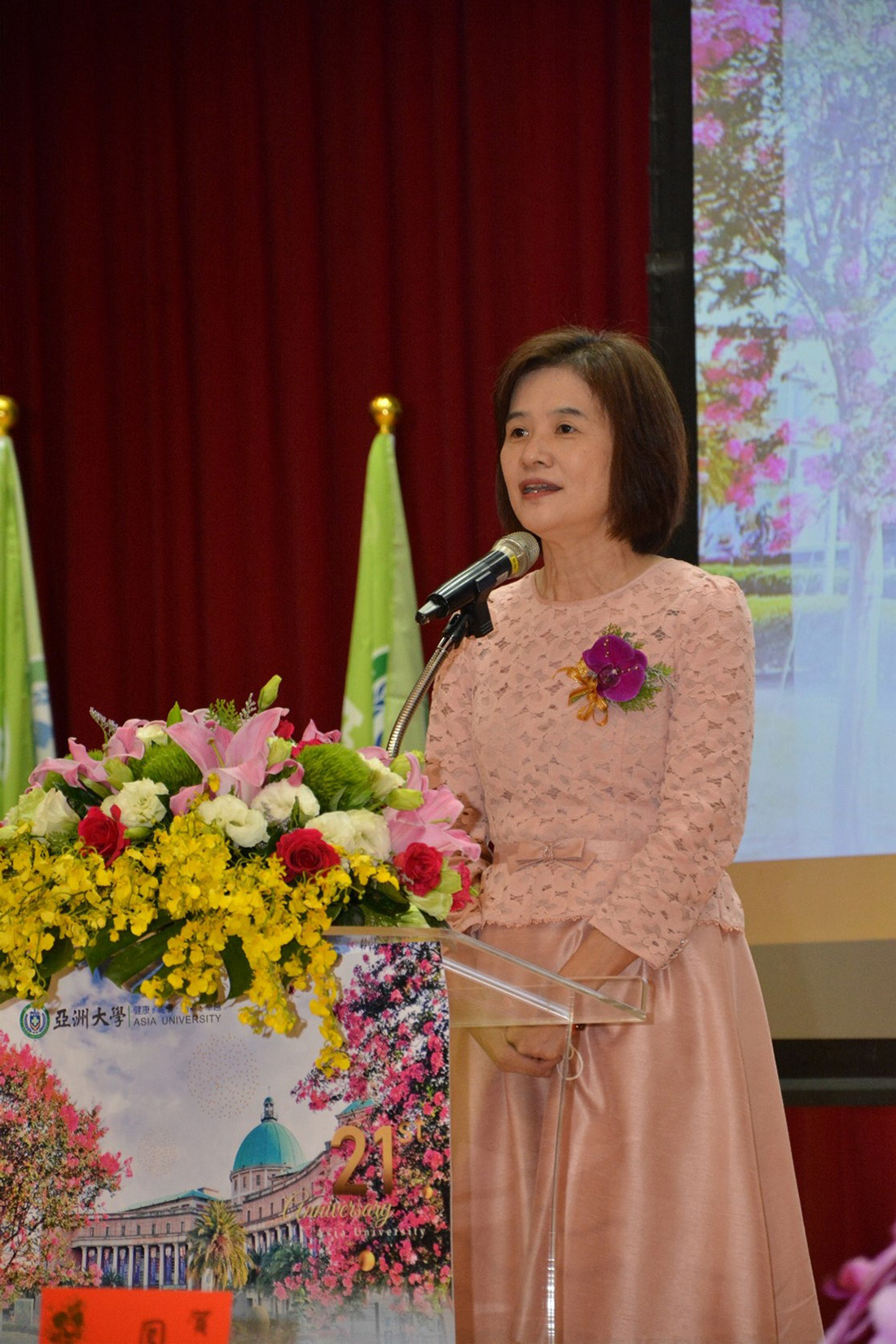 彰化女中校長陳香妘表示，亞大辦學績優，讓她很安心推薦彰女學生來亞大讀書