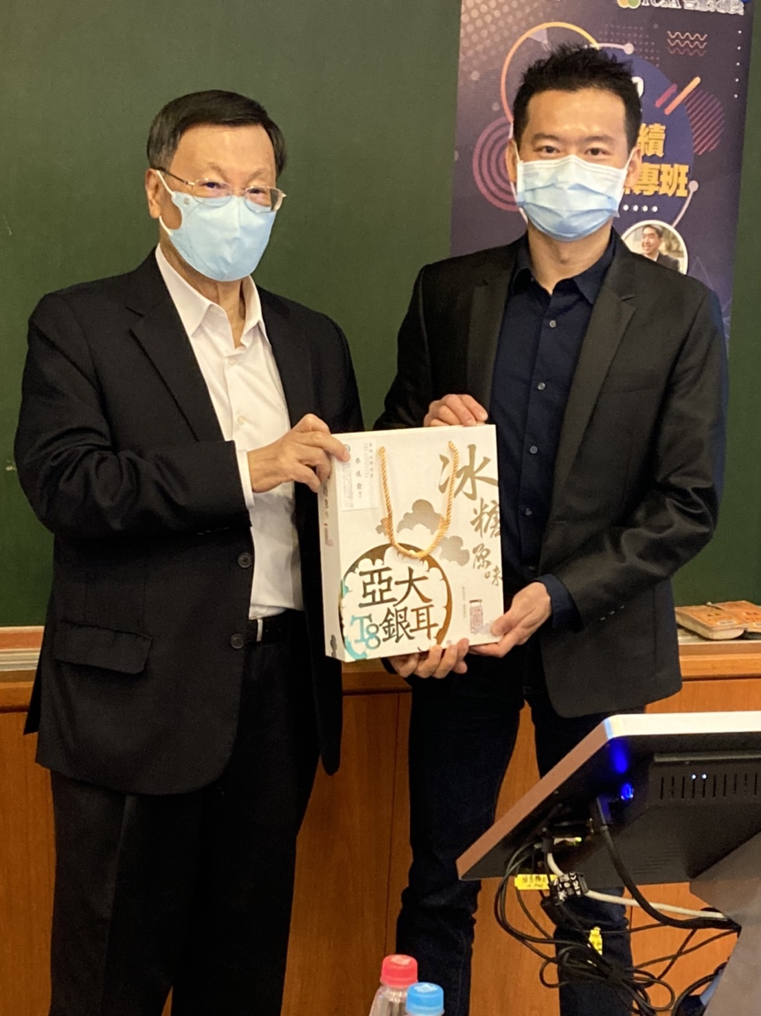 蔡進發校長(左)，感謝台北大學企業永續發展研究中心顧問陳耀德老師